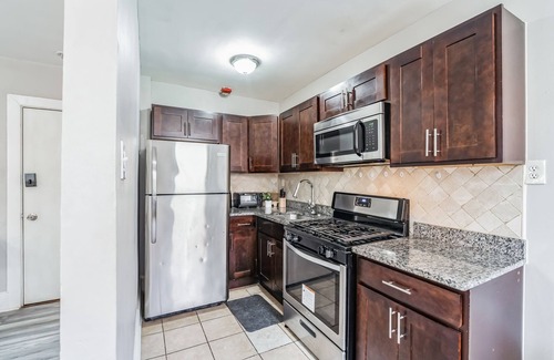 Germantown Apartamento | This is a studio apartment with a separate kitchen nook, and a small living nook with a loveseat