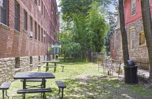 Germantown Apartamento | This is a studio apartment with a separate kitchen nook, and a small living nook with a loveseat
