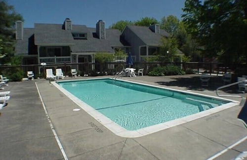 Chautauqua Condominio | This is a timeshare condominium complex located on the northern end of Chautauqua Institution at 20 Elm Lane