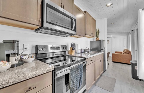 South Pittsburg Cabina | This is IT Cabin with a hot tub, fire pit, & indoor pool!