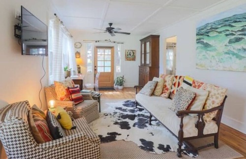 Midtown Cabaña | This is not an active listing A Little Bit Country in Savannah - Monthly stays