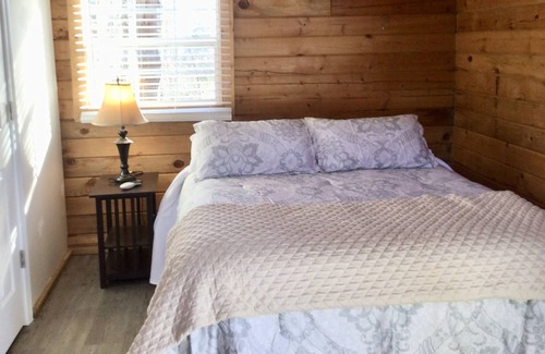 Columbia Cabina | This log cabin is private and the perfect place to rest and recharge. T