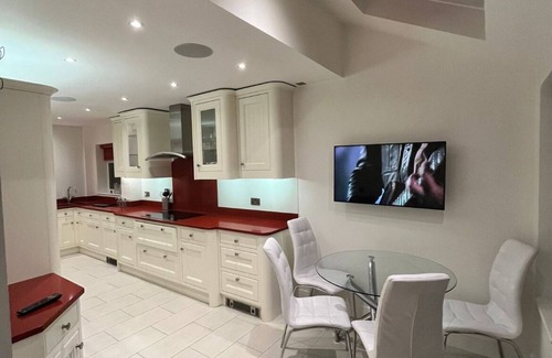 Chalfont St Peter Casa | This luxurious home features an outdoor gym, hot tub, BBQ area and cinema room.