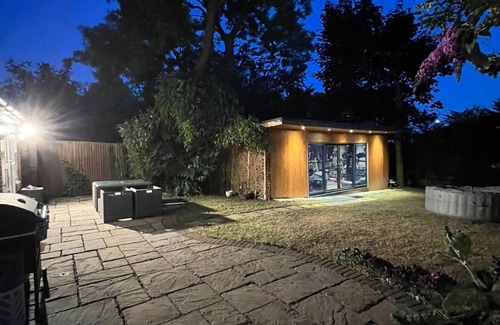 Chalfont St Peter Casa | This luxurious home features an outdoor gym, hot tub, BBQ area and cinema room.