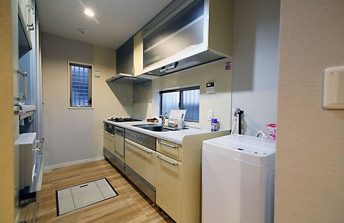 Okubo Casa | This luxury residence is located in Shin-Okubo, Shinjuku-ku. Accommodates up to 8 people. The home has a full set kitchen and spacious living room.