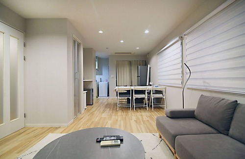 Okubo Casa | This luxury residence is located in Shin-Okubo, Shinjuku-ku. Accommodates up to 8 people. The home has a full set kitchen and spacious living room.