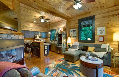Blue Ridge Cabina | This Must Be The Place.Eclectic skyline retreat with a passionate lover's suite