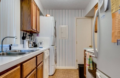 Chautauqua Condominio | This newly built, modern, 2 bedroom, 1 bathroom rental condo is located on the south end of Chautauqua Institution