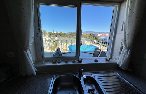 Portimao Apartamento | This place spells H-O-L-I-D-A-Y. Beautiful 2 bed apartment overlooking the pool