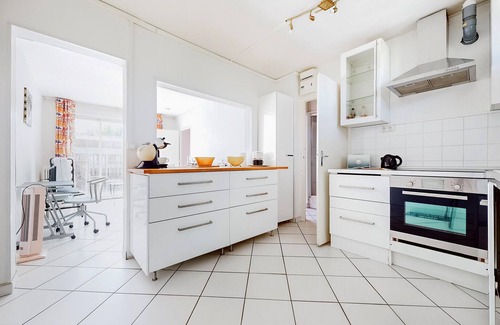 Limoges Apartamento | This practical and light-flooded holiday apartment welcomes you to the centre of Limoges.
