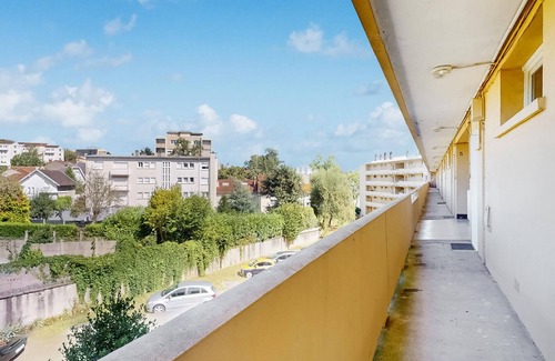 Limoges Apartamento | This practical and light-flooded holiday apartment welcomes you to the centre of Limoges.