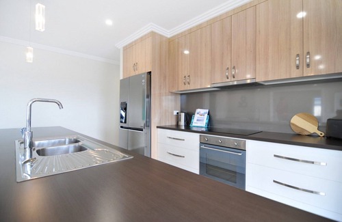 Waterhouse Casa | OCEANS & OLIVES- 4 Kelham Drive, Robe SA 5276