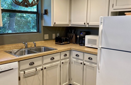 Kingston Cabina | This relaxing cabin is cozy and secluded with private pond and fishing dock