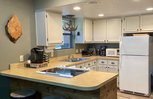 Kingston Cabina | This relaxing cabin is cozy and secluded with private pond and fishing dock