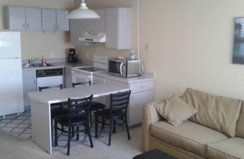 North End Condominio | Esta propiedad de alquiler está a solo 1 1/2 cuadras de la playa y del paseo marítimo / piscina y más.