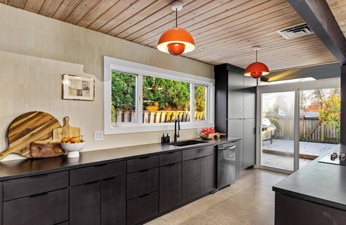 Oak Hills Casa | Updated Mid-Century Modern Retreat