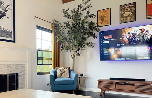 Santa Clarita Casa | This rustic midcentury home is located just outside the LA crime zone.