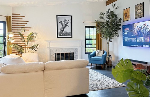 Santa Clarita Casa | This rustic midcentury home is located just outside the LA crime zone.