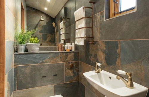 Wichenford Cabina | Este Shepherd Hut es el último refugio para parejas con bañera de cobre enrollable