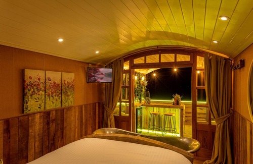 Wichenford Cabina | Este Shepherd Hut es el último refugio para parejas con bañera de cobre enrollable