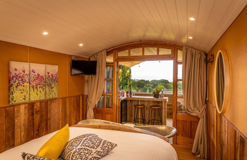 Wichenford Cabina | Este Shepherd Hut es el último refugio para parejas con bañera de cobre enrollable