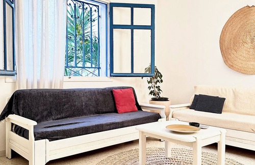 Sidi Bou Said Apartamento | This space offers a perfect blend of traditional Tunisian charm and comfort.