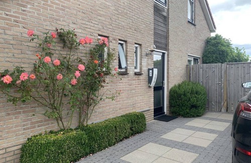 Breskens Casa | This spacious detached bungalow, type Schelde, for 8 persons with a spacious garden, on the water, has been completely renovated.