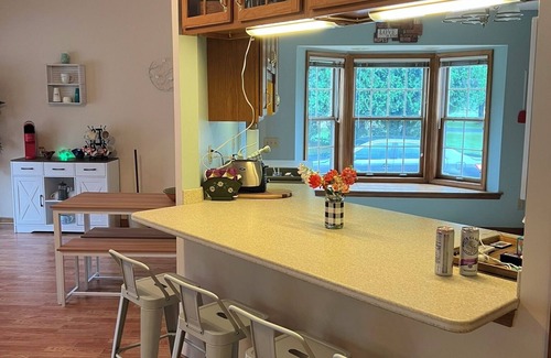 Akron Casa | This spacious, pristine 3 bedroom retreat is ideal for families & larger groups