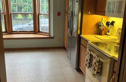 Akron Casa | This spacious, pristine 3 bedroom retreat is ideal for families & larger groups
