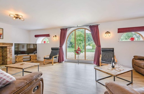 Wisbech Cabaña | 6 bedroom accommodation in Three Holes, Nr Downham Market