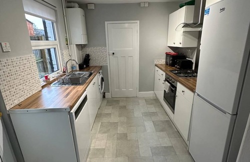 Gloucester Casa | This three bedroom house features zip and link beds, one bathroom and a fully equipped kitchen.