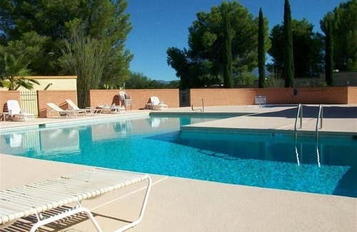 Green Valley Casa | Esta unidad única está disponible con dos dormitorios y dos baños con un total