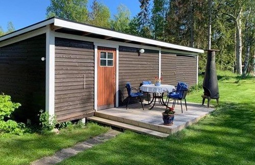 Sodersvik Casa | This vacation home near Åkeröfjärden welcomes you with a large, flowery garden.
