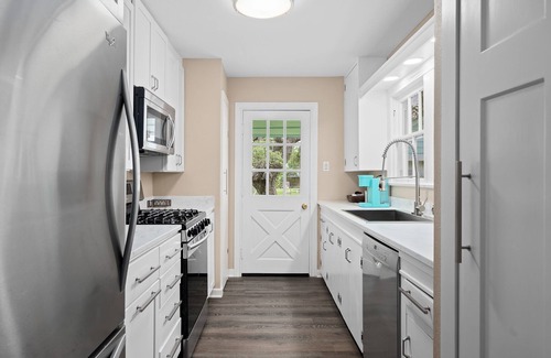 Fulton Casa | This vibrant 3bd2 ba beach house is right in the heart of Rockport! Pet-friendly