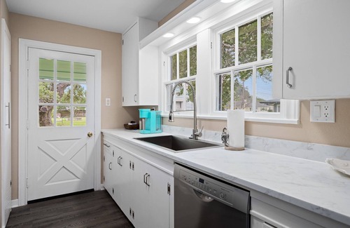 Fulton Casa | This vibrant 3bd2 ba beach house is right in the heart of Rockport! Pet-friendly