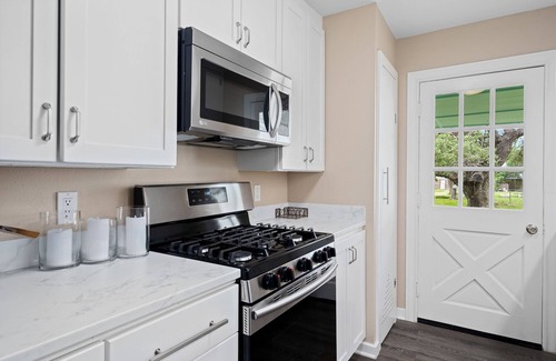 Fulton Casa | This vibrant 3bd2 ba beach house is right in the heart of Rockport! Pet-friendly