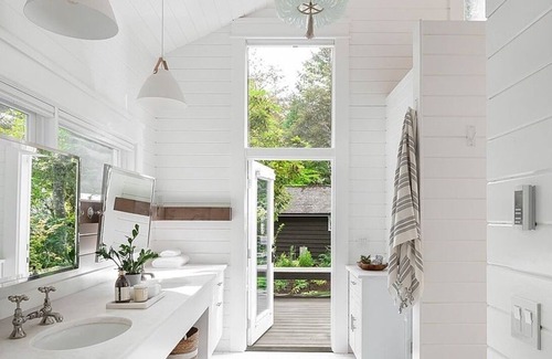 Suquamish Cabaña | This waterfront estate on Bainbridge Island blends luxury with nature’s beauty