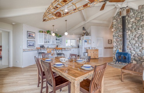 Yachats Casa | Esta casa bien diseñada será tu nuevo refugio favorito con bañera de hidromasaje.