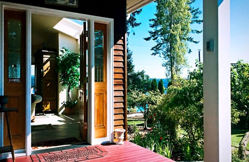 Freeland Casa | Esta Whidbey Island casa de vacaciones frente al mar es su propio complejo privado.