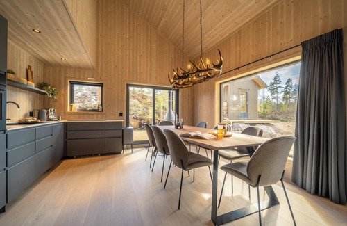 Kviteseid Casa | This wooden villa is suitable for 8 people. Located in the middle of nature with a view of a lake and just a few minutes' drive from the center of Vrådal.