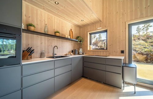 Kviteseid Casa | This wooden villa is suitable for 8 people. Located in the middle of nature with a view of a lake and just a few minutes' drive from the center of Vrådal.