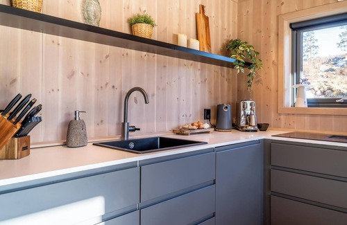 Kviteseid Casa | This wooden villa is suitable for 8 people. Located in the middle of nature with a view of a lake and just a few minutes' drive from the center of Vrådal.