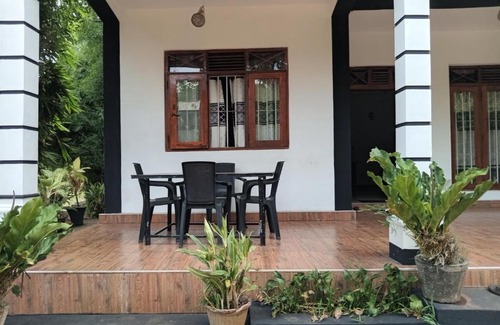 Maha Vilachchiya Hotel | Thissawewa reach