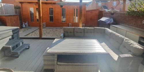Seasalter Casa | Thistle House - hot tub, parking