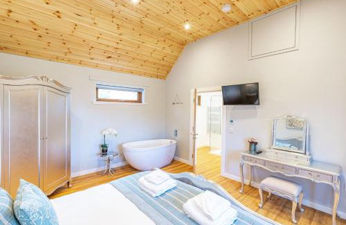 East Lewiston Casa | Thistle Lodge 20 with Hot Tub