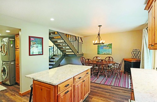Lake Forest Condominio | Aterrizaje de Thompson: 3 habitaciones, 2. 5 baños - CONDOMINIO REMODELADO