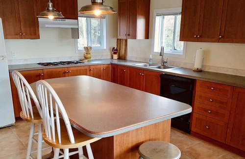 Rollingbay Casa | Thorndyke Lodge Beachfront Escape w/ BBQ and firepit