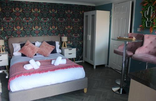 Runnymede Apartamento | Thorpe Park Studio - Detached Stay & Free Gated Parking