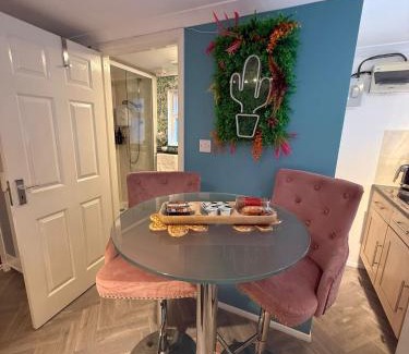 Runnymede Apartamento | Thorpe Park Studio - Detached Stay & Free Gated Parking