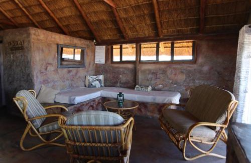 Joe Morolong Otro | Thota Lodge Camelthorn Chalet